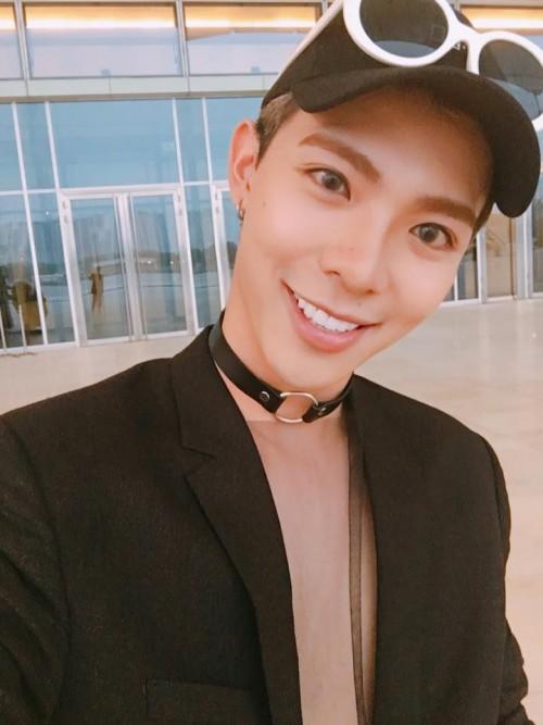 Không phải sao nữ nào mà chàng ca sĩ này mới chính là trùm choker của Vbiz-5