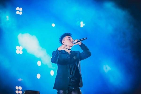 Không phải sao nữ nào mà chàng ca sĩ này mới chính là trùm choker của Vbiz-7