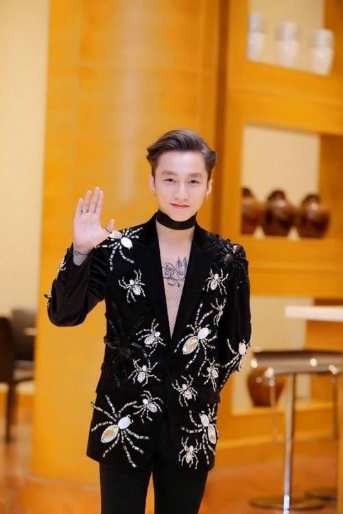 Không phải sao nữ nào mà chàng ca sĩ này mới chính là trùm choker của Vbiz-8