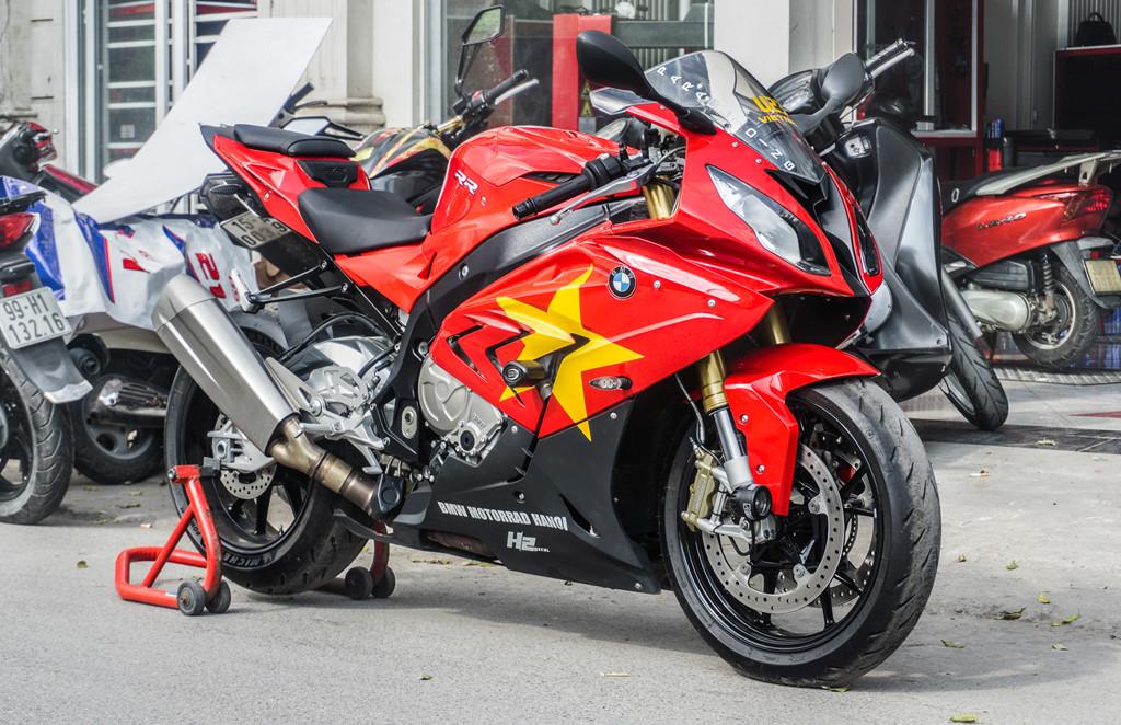 Dàn xe độ tem cổ vũ U23 Việt Nam trước trận chung kết-8