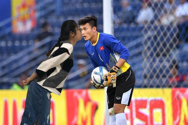 Cười nghiêng ngả với bộ ảnh cùng thủ môn Bùi Tiến Dũng đi khắp muôn nơi của cô gái Hải Phòng-5