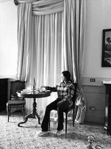 Nghịch lý Song Hye Kyo: Ăn vận kiểu cách thì sến nhưng luộm thuộm chút lại chất đừng hỏi-9