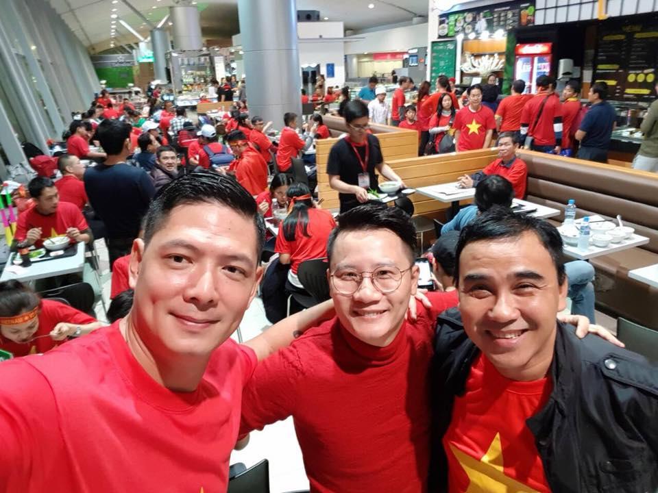 Nửa đêm mờ sáng, sao Việt đã có mặt tại Trung Quốc cổ vũ U23 Việt Nam chơi trận cuối hết mình-2