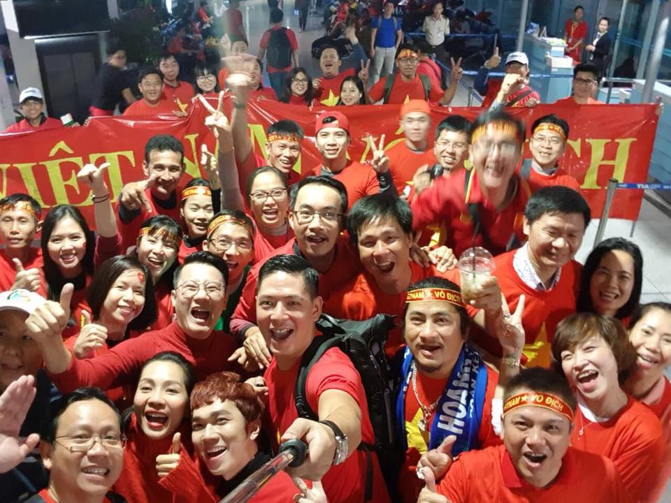 Nửa đêm mờ sáng, sao Việt đã có mặt tại Trung Quốc cổ vũ U23 Việt Nam chơi trận cuối hết mình-3