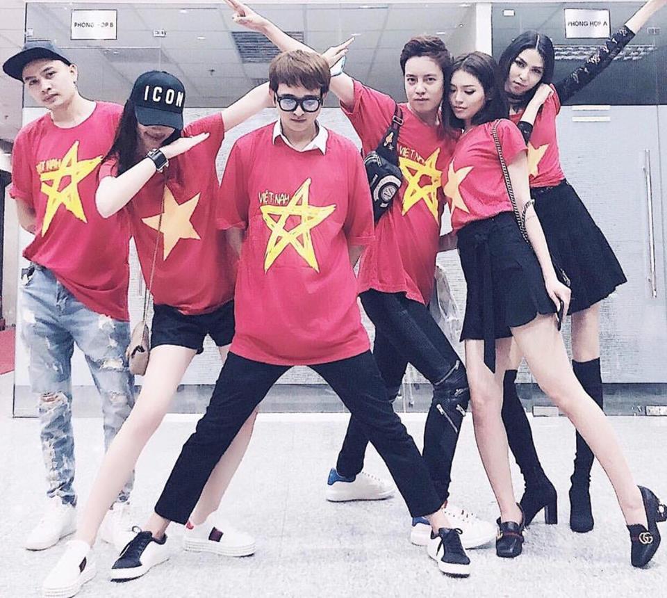 Mặc bão tuyết, dàn sao đồng loạt phủ cờ đỏ sao vàng ủng hộ U23 Việt Nam vô địch Châu Á-4