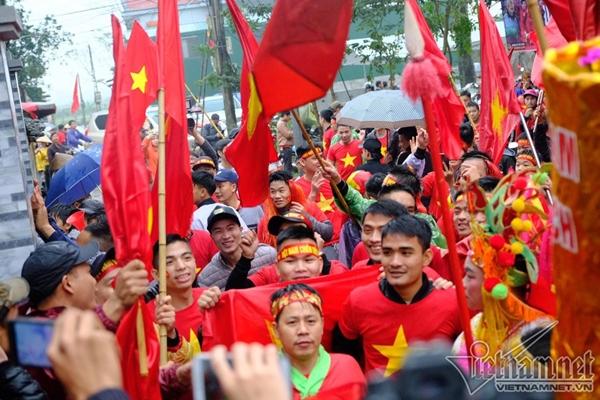 Cả ngàn CĐV đổ bộ về nhà Quang Hải reo hò trước giờ G-1