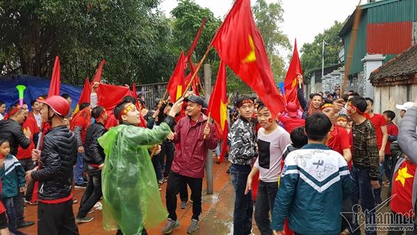 Cả ngàn CĐV đổ bộ về nhà Quang Hải reo hò trước giờ G-3