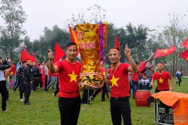 Cả ngàn CĐV đổ bộ về nhà Quang Hải reo hò trước giờ G-7