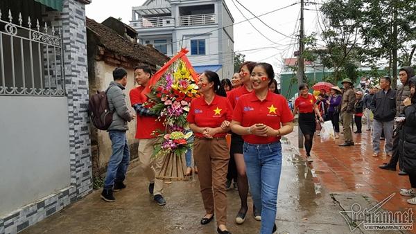 Cả ngàn CĐV đổ bộ về nhà Quang Hải reo hò trước giờ G-8