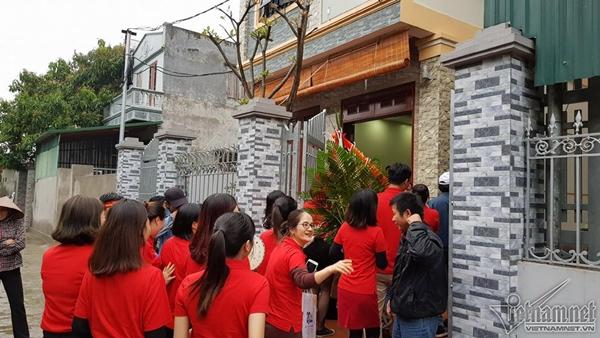 Cả ngàn CĐV đổ bộ về nhà Quang Hải reo hò trước giờ G-9