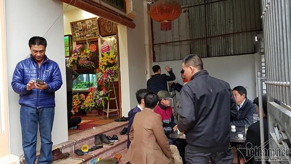 Cả ngàn CĐV đổ bộ về nhà Quang Hải reo hò trước giờ G-10