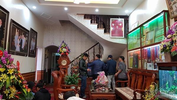 Cả ngàn CĐV đổ bộ về nhà Quang Hải reo hò trước giờ G-11