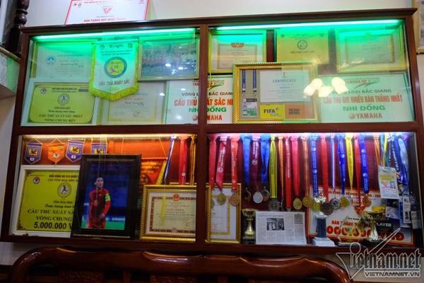 Cả ngàn CĐV đổ bộ về nhà Quang Hải reo hò trước giờ G-12