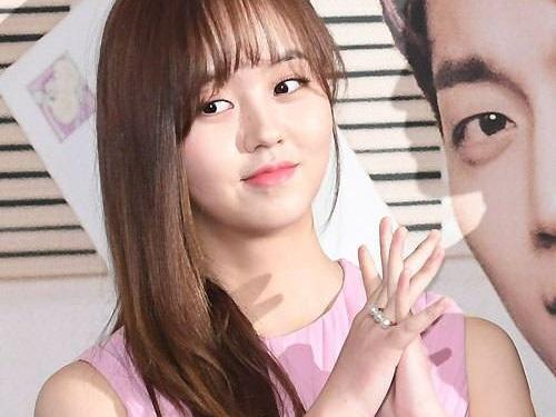 Sao Hàn 27/1: Kim So Hyun bị chê gu thời trang già trước tuổi