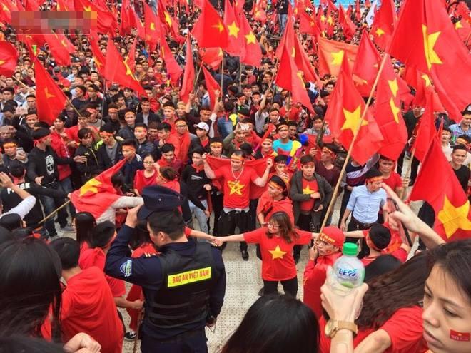 Không khí U23 Việt Nam trước giờ G đến từ các tiểu thương tại chợ Tây Lộc-1