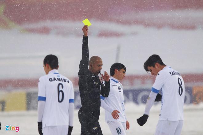 9: Cầu thủ khoác áo số 8 Yakhshiboev nhận thẻ vàng sau khi phạm lỗi truy cản Văn Thanh. Đây là thẻ phạt đầu tiên trong trận đấu. Ảnh: Tùng Lê.- Zing-1