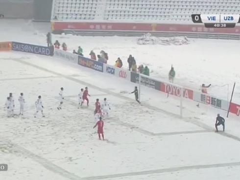 Sân vận động Mỹ Đình bùng nổ trong thời khắc Quang Hải ghi bàn gỡ hòa cho U23 Việt Nam-9