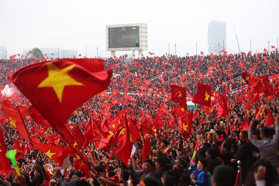 Sân vận động Mỹ Đình bùng nổ trong thời khắc Quang Hải ghi bàn gỡ hòa cho U23 Việt Nam-1
