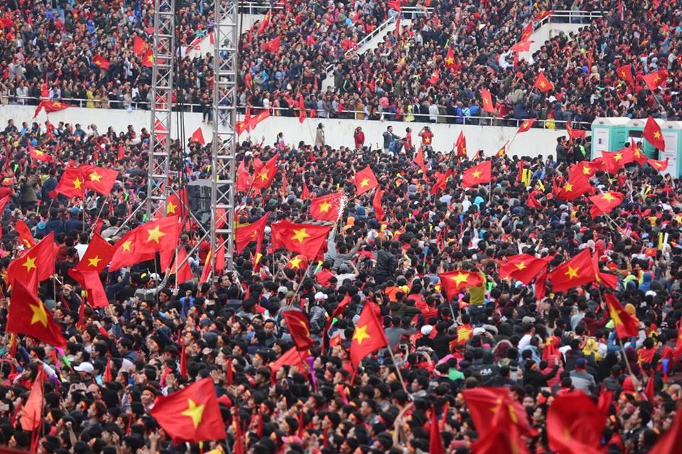 Sân vận động Mỹ Đình bùng nổ trong thời khắc Quang Hải ghi bàn gỡ hòa cho U23 Việt Nam-2