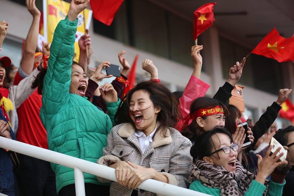 Sân vận động Mỹ Đình bùng nổ trong thời khắc Quang Hải ghi bàn gỡ hòa cho U23 Việt Nam-4