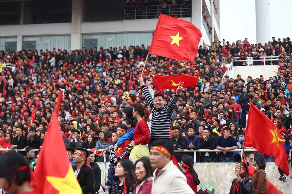 Sân vận động Mỹ Đình bùng nổ trong thời khắc Quang Hải ghi bàn gỡ hòa cho U23 Việt Nam-6