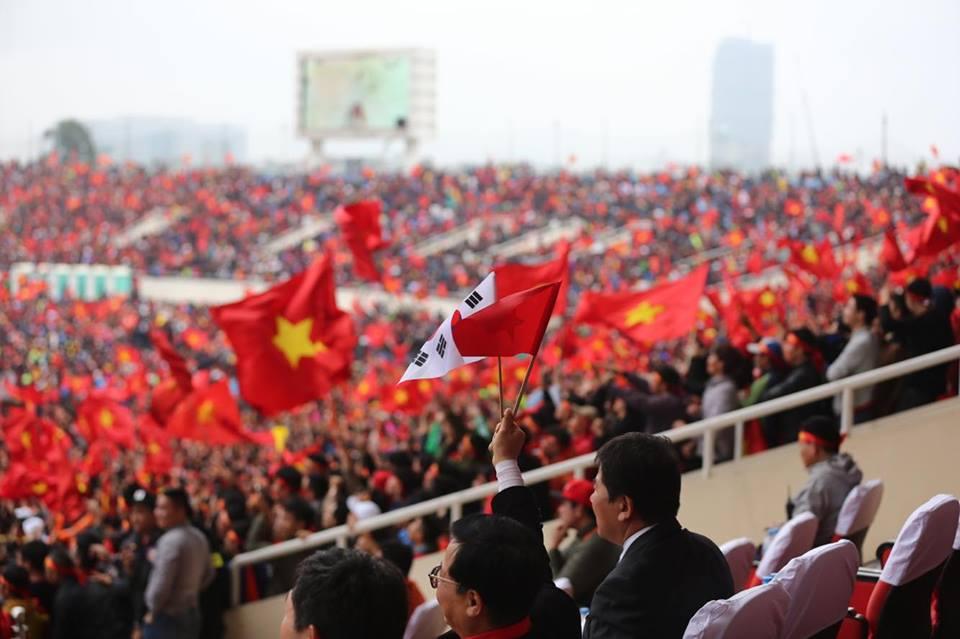 Sân vận động Mỹ Đình bùng nổ trong thời khắc Quang Hải ghi bàn gỡ hòa cho U23 Việt Nam-7