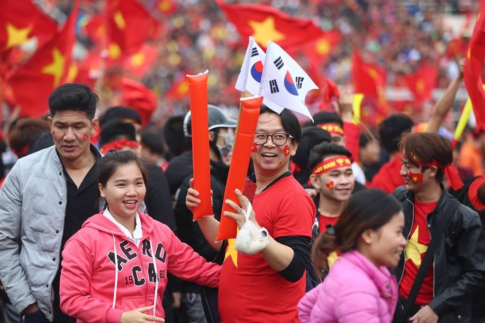 Sân vận động Mỹ Đình bùng nổ trong thời khắc Quang Hải ghi bàn gỡ hòa cho U23 Việt Nam-8
