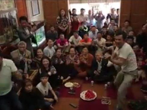 Không khí tại nhà Quang Hải như muốn vỡ tung sau cú sút gỡ hòa tuyệt vời