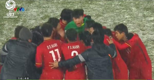 16h50: Hiệp 2 bắt đầu, U23 Uzbekistan thay trang phục từ trắng sang xanh-1