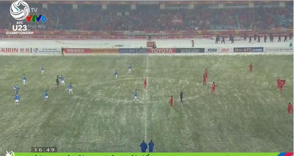 16h50: Hiệp 2 bắt đầu, U23 Uzbekistan thay trang phục từ trắng sang xanh-2