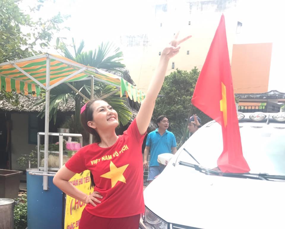 Quá ngưỡng mộ cầu thủ Quang Hải, MC Trấn Thành hứa mối mai em gái sau khi kết thúc trận tranh hùng-5