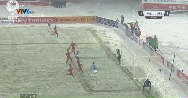 Phút 75 - Hiệp 2: Thủ môn Bùi Tiến Dũng tiếp tục cản phá bóng xuất sắc-1