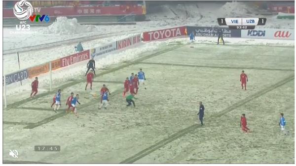 Phút 93 - Hiệp phụ 1: Uzbekistan phạt góc nguy hiểm, Bùi Tiến Dũng cản phá xuất sắc-1