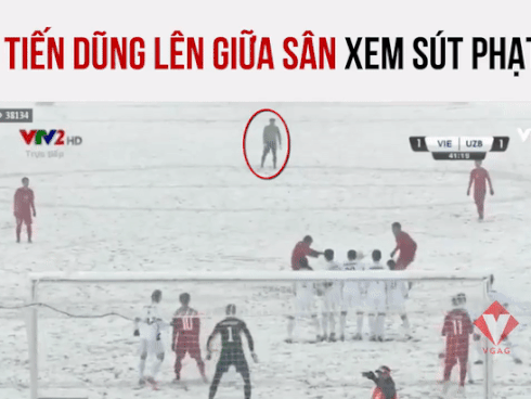 Khoảnh khắc thủ môn Bùi Tiến Dũng lên giữa sân xem Quang Hải sút phạt khiến dân mạng thích thú