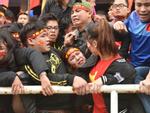 Cổ động viên vượt rào, ngất xỉu khi cổ vũ U23 Việt Nam