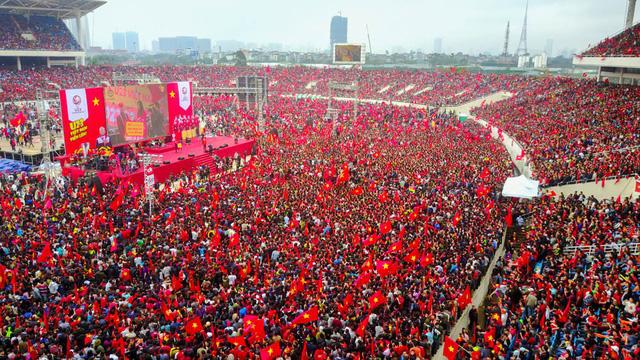 Cổ động viên vượt rào, ngất xỉu khi cổ vũ U23 Việt Nam-1