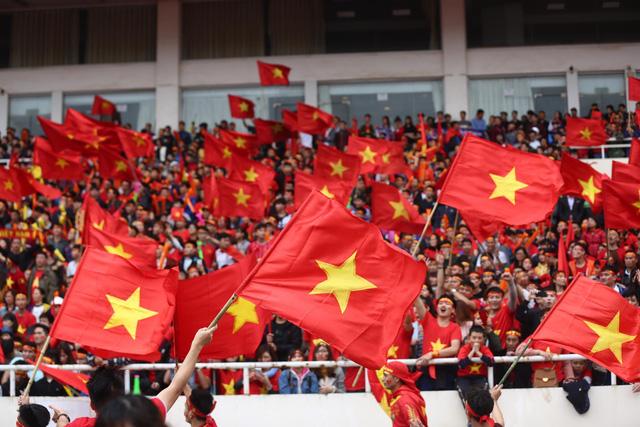 Cổ động viên vượt rào, ngất xỉu khi cổ vũ U23 Việt Nam-2