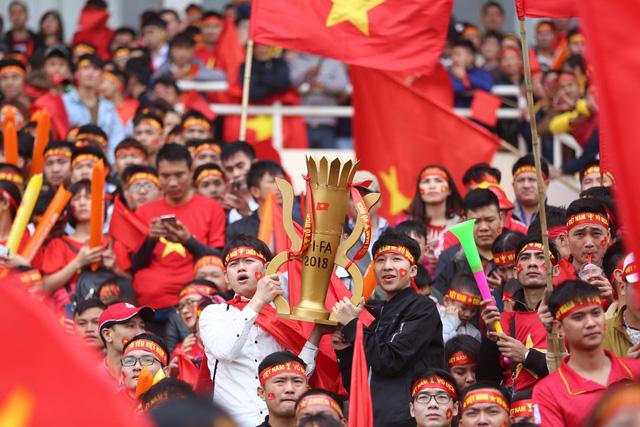 Cổ động viên vượt rào, ngất xỉu khi cổ vũ U23 Việt Nam-3