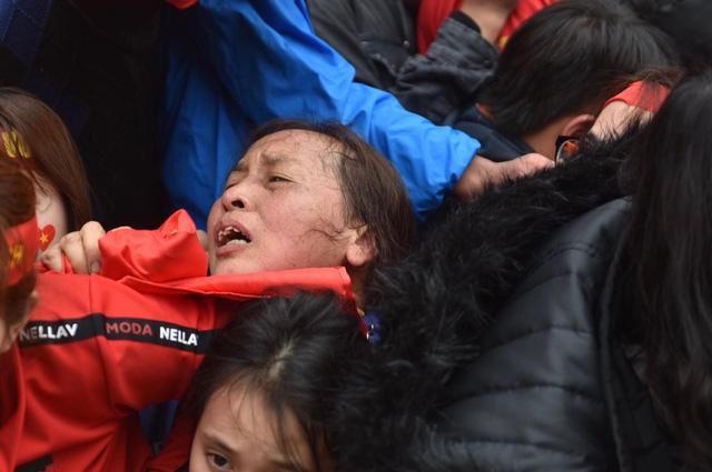 Cổ động viên vượt rào, ngất xỉu khi cổ vũ U23 Việt Nam-5