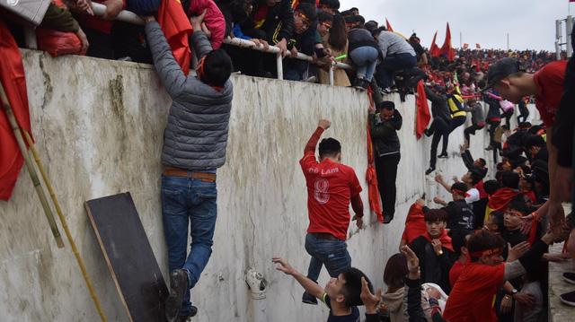 Cổ động viên vượt rào, ngất xỉu khi cổ vũ U23 Việt Nam-6