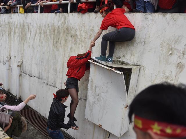 Cổ động viên vượt rào, ngất xỉu khi cổ vũ U23 Việt Nam-7