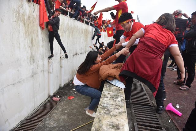 Cổ động viên vượt rào, ngất xỉu khi cổ vũ U23 Việt Nam-11
