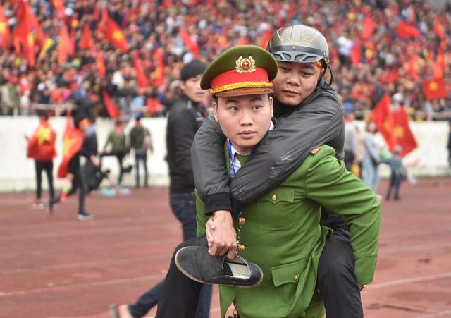 Cổ động viên vượt rào, ngất xỉu khi cổ vũ U23 Việt Nam-12