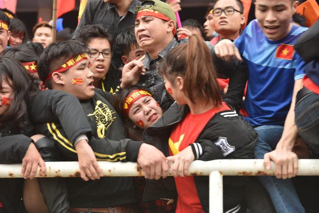 Cổ động viên vượt rào, ngất xỉu khi cổ vũ U23 Việt Nam-13