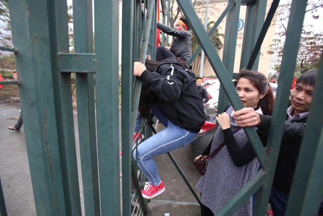 Cổ động viên vượt rào, ngất xỉu khi cổ vũ U23 Việt Nam-14