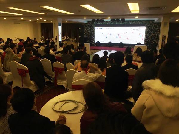 Đám cưới đúng trận chung kết bóng đá, quan khách mải cổ vũ quên cả cô dâu, chú rể-1