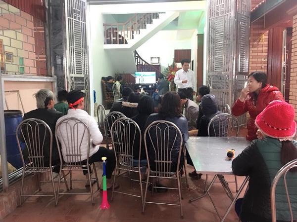 Đám cưới đúng trận chung kết bóng đá, quan khách mải cổ vũ quên cả cô dâu, chú rể-3