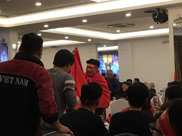 Đám cưới đúng trận chung kết bóng đá, quan khách mải cổ vũ quên cả cô dâu, chú rể-4