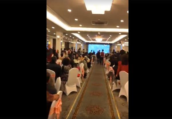 Đám cưới đúng trận chung kết bóng đá, quan khách mải cổ vũ quên cả cô dâu, chú rể-5