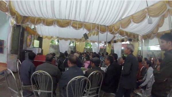 Đám cưới đúng trận chung kết bóng đá, quan khách mải cổ vũ quên cả cô dâu, chú rể-6